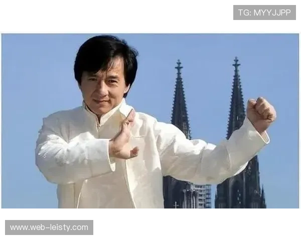 成龙现身自由人主场秀功夫篮球，赠送熊猫玩偶引全场沸腾